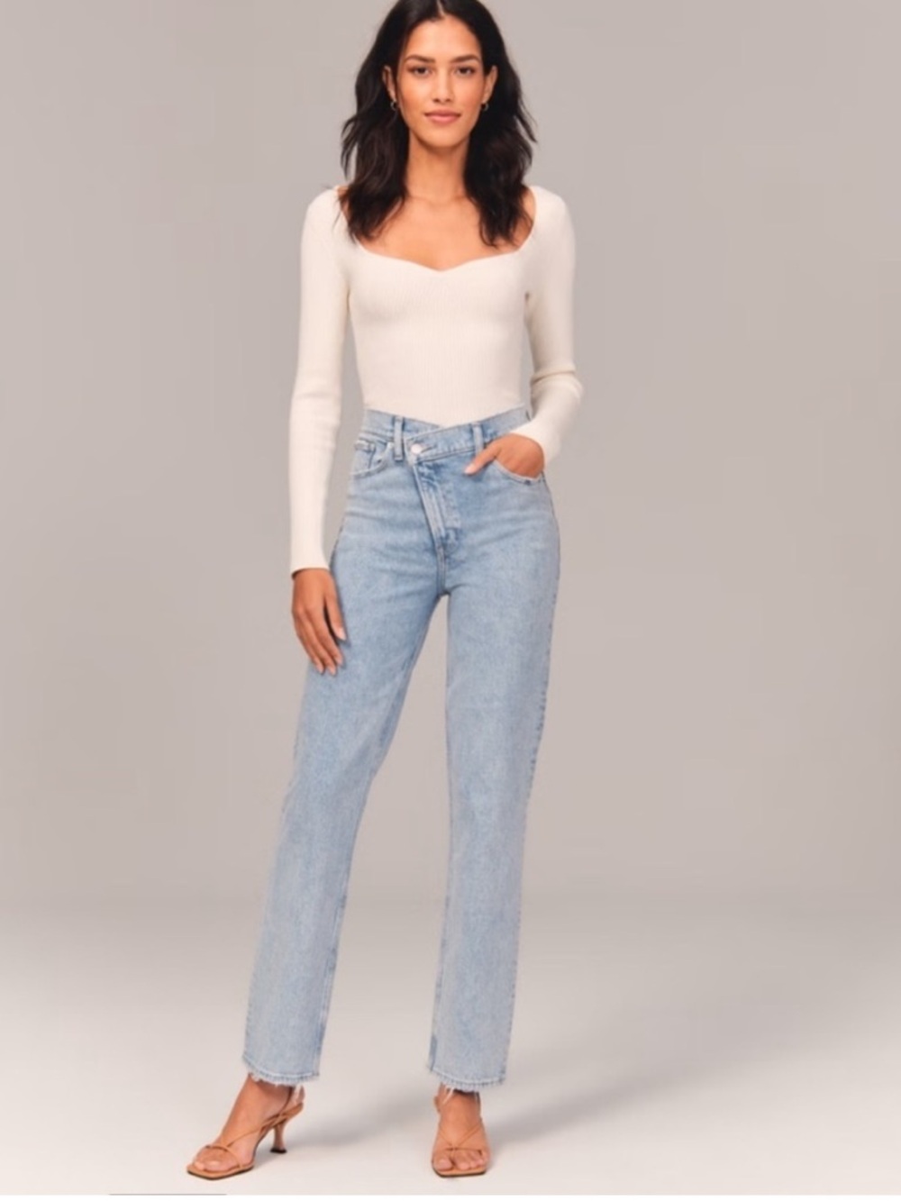 Abercrombie ultra high rise 90’s straight jean asymmetrical button 26 / 2 Reg